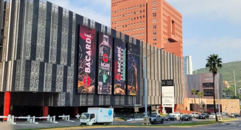 Pantallas digitales exteriores: Resistencia y eficacia en publicidad