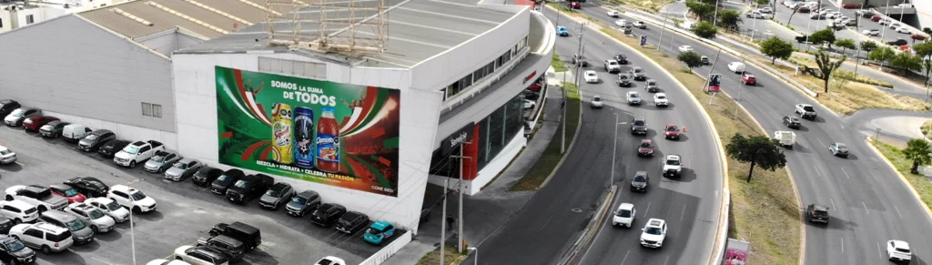 Muro publicitario de gran formato instalado en la avenida Constitución en Monterrey con alto flujo vehicular.